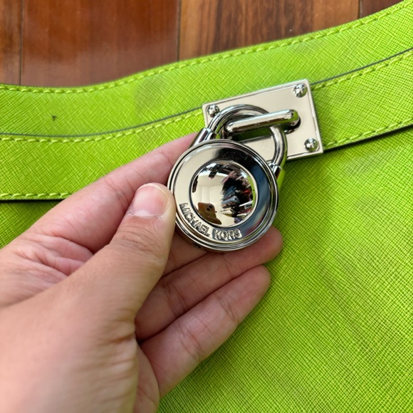 michael kors green leather bag w/ lock & key - Picture 3 of 10